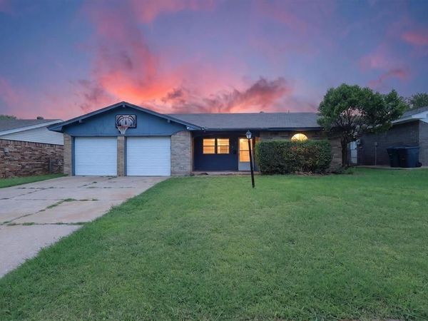 811 Ridgeway Drive, Yukon, OK 73099