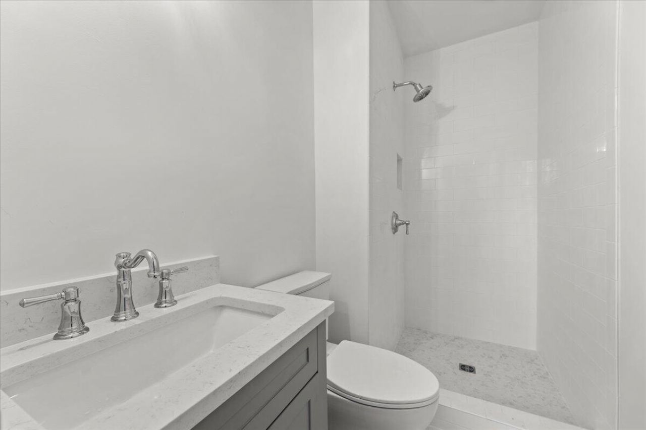 570 W Elizabeth Lane Photo 15