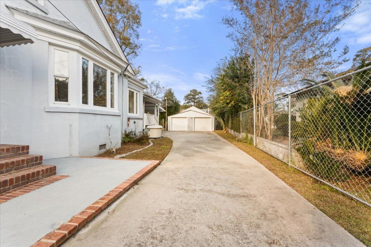 570 W Elizabeth Lane Photo 4