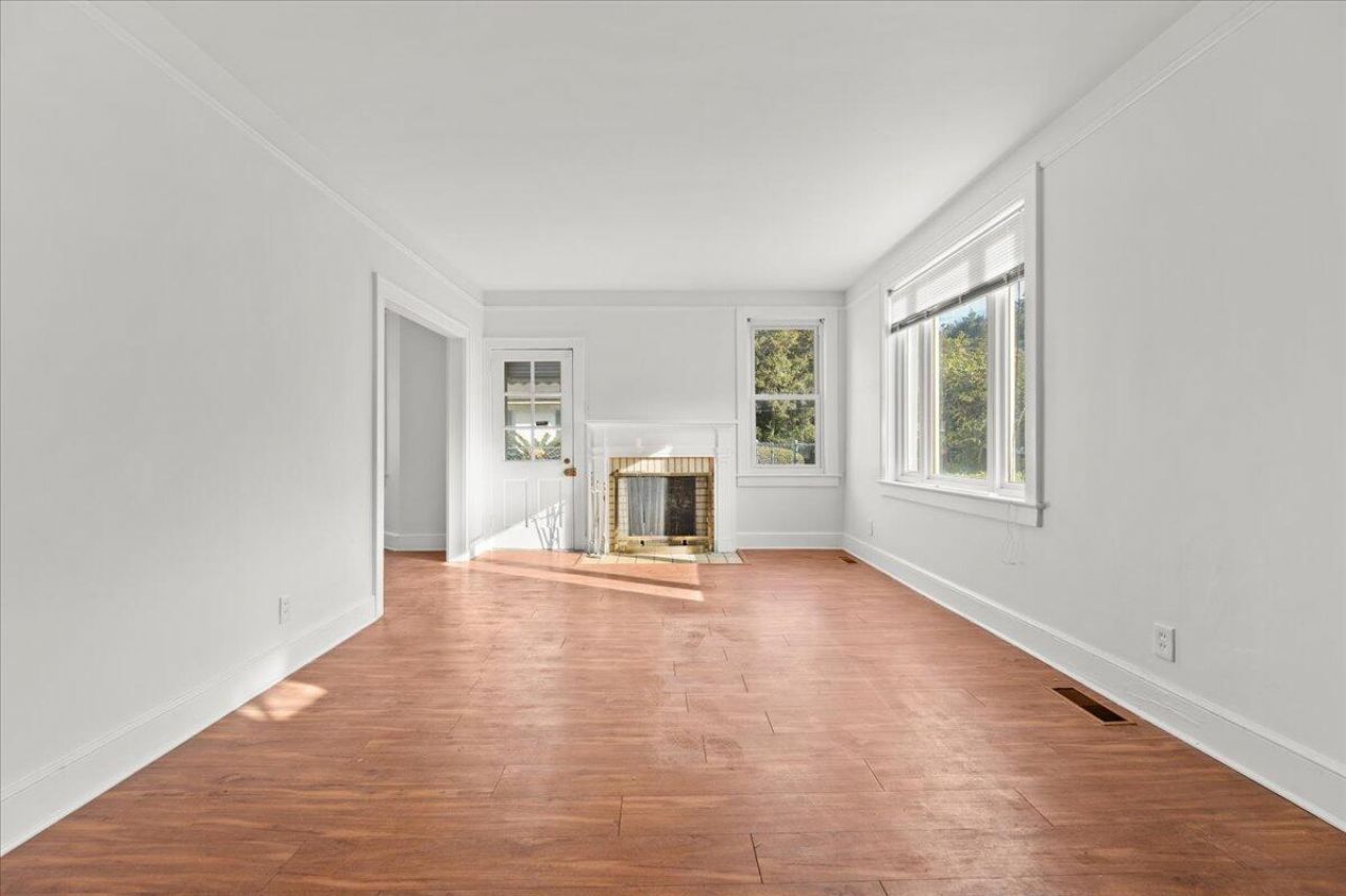 570 W Elizabeth Lane Photo 7