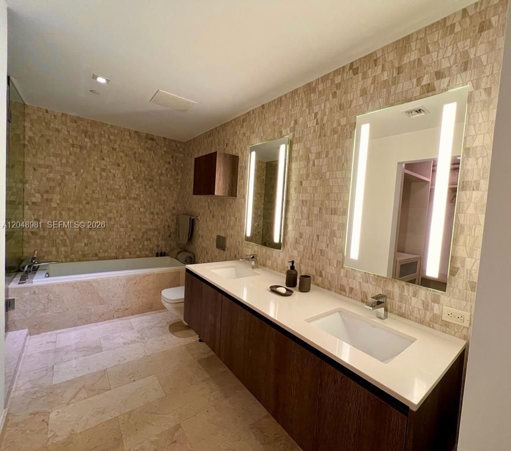 88 SW 7th St , Unit 808, Miami, FL 33130 Photo