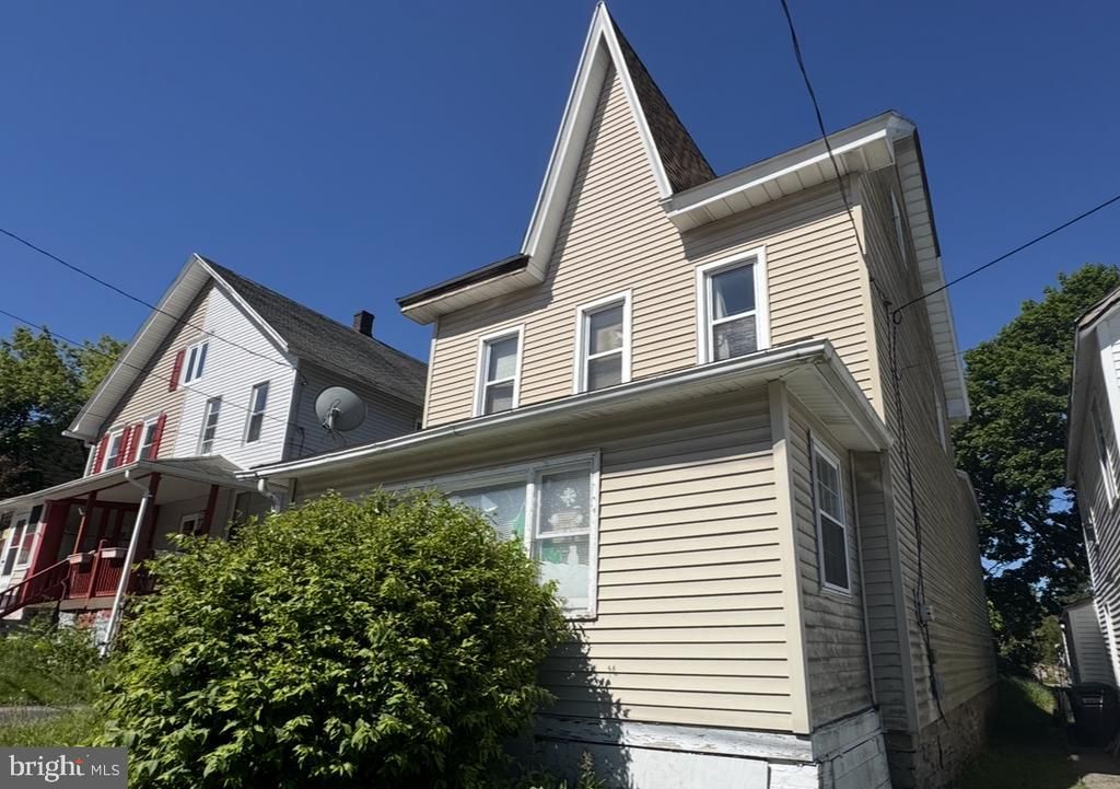 1042 BIRKBECK STREET , FREELAND, PA 18224