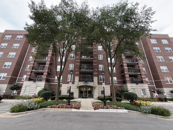 470 W Mahogany Court, Unit 612, Palatine, IL 60067