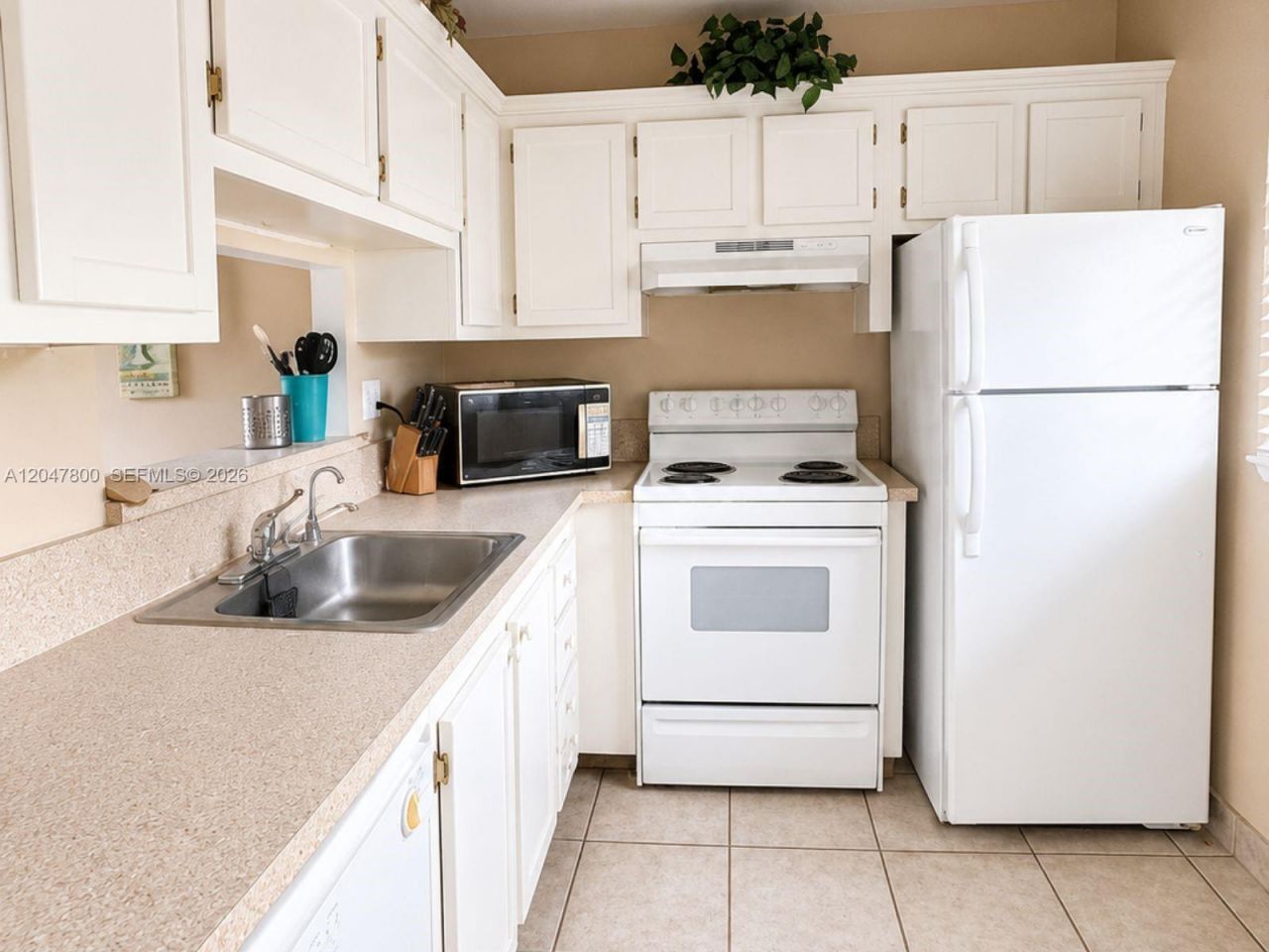 4700 NW 35th St , Unit 411, Lauderdale Lakes, FL 33319 Photo