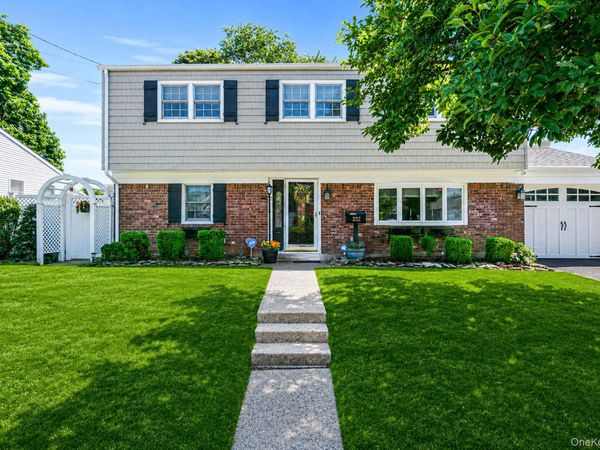 332 N Monroe Avenue, Lindenhurst, NY 11757