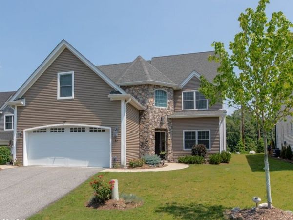 67 Bluffs Ct, Hamburg, NJ 07419