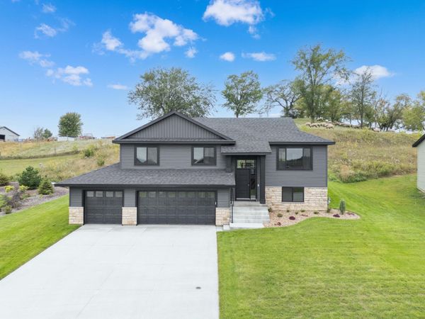 610 Mulligan Drive, Zumbrota, MN 55992