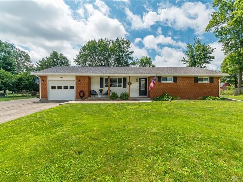 180 Floral Acres Drive, Tipp City, OH 45371 Photo 2