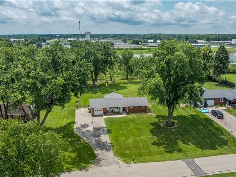 180 Floral Acres Drive, Tipp City, OH 45371 Photo 3