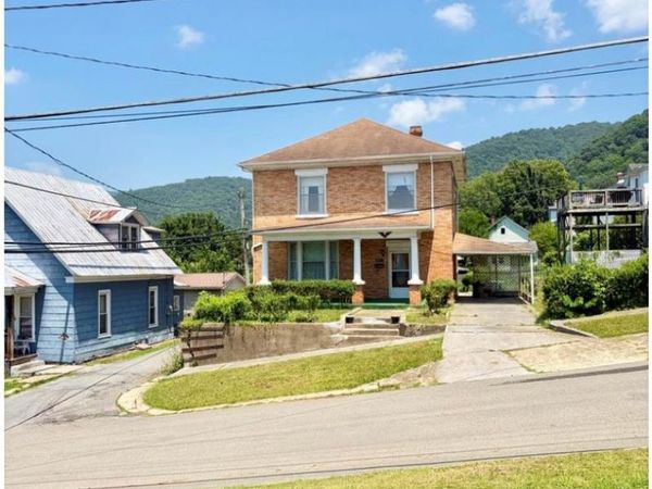 211 9th Ave, HINTON, WV 25901