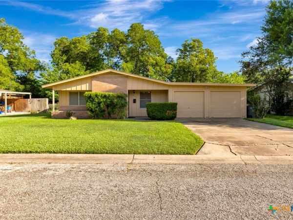 2105 E Mistletoe Avenue, Victoria, TX 77901
