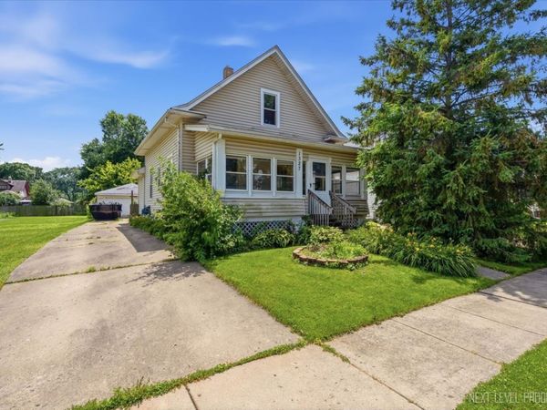 1327 Superior Street , Aurora, IL 60505