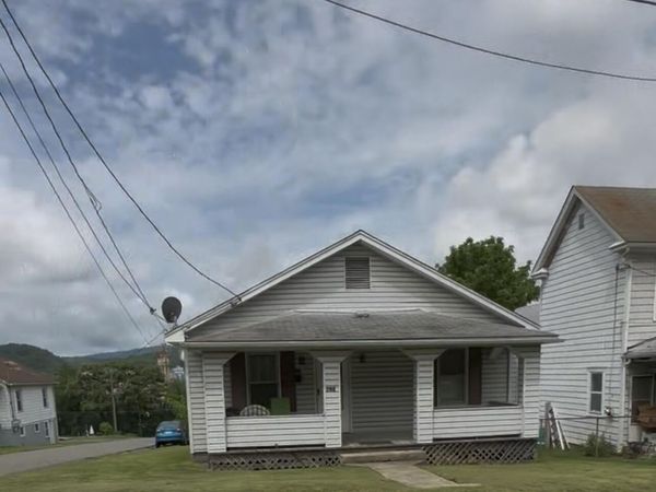702 N Beverly AVE, Covington, VA 24426