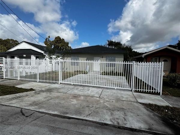 1717 NW 70th St, Miami, FL 33147