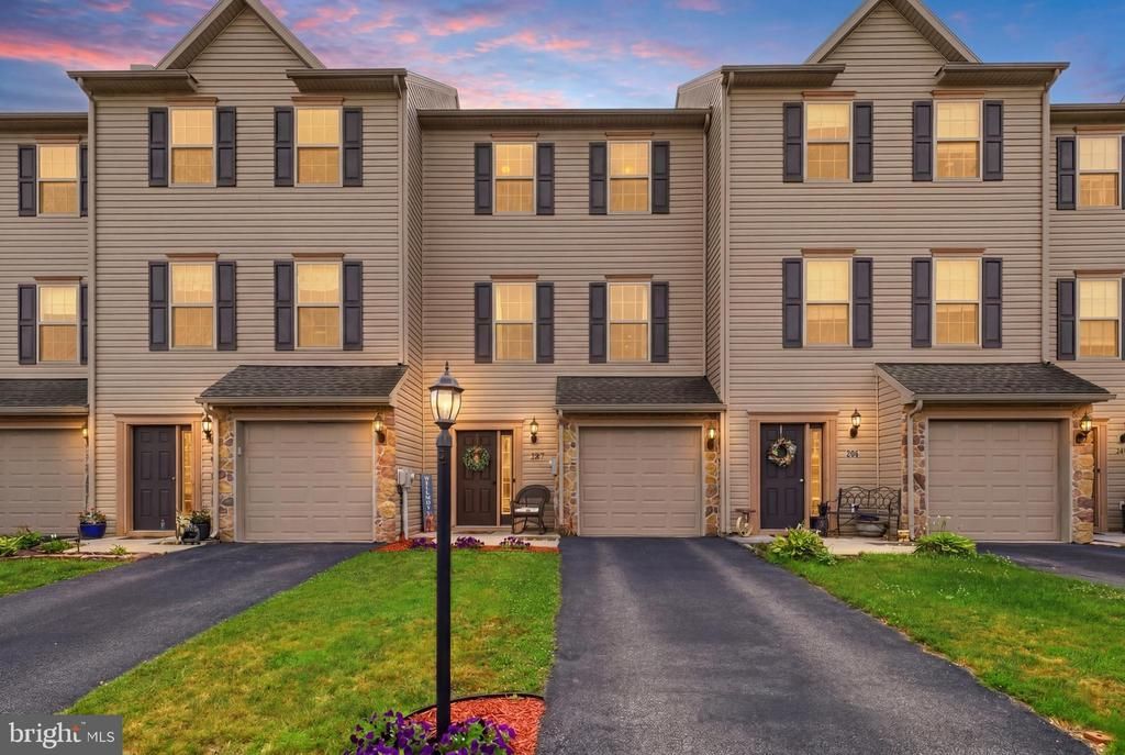 207 KATELYN DRIVE, NEW OXFORD, PA 17350