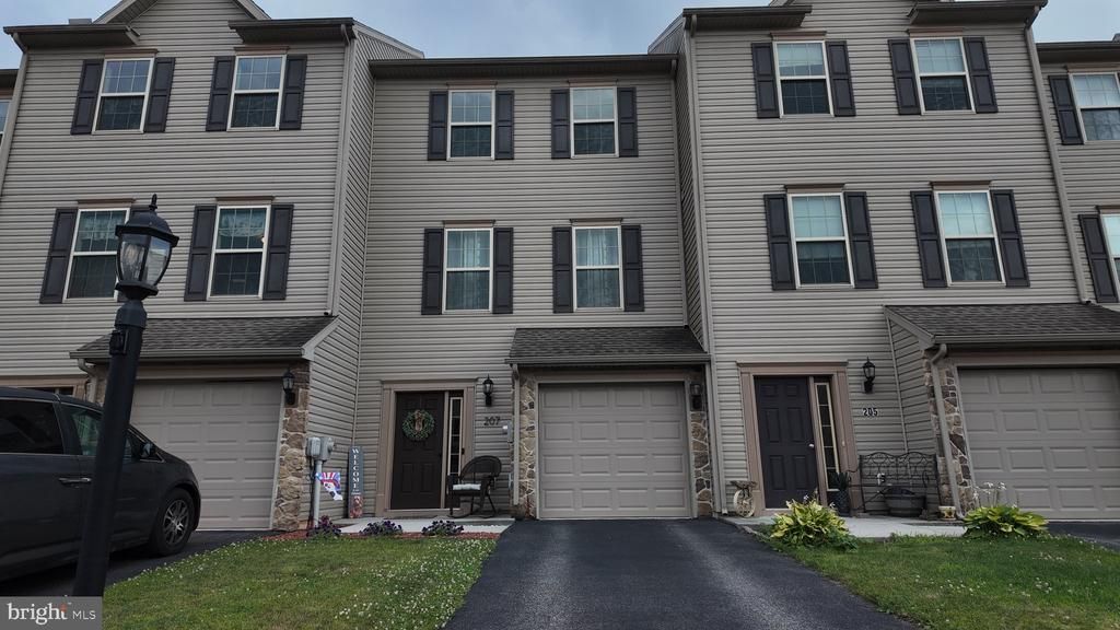 207 KATELYN DRIVE , NEW OXFORD, PA 17350