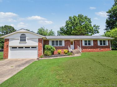 706 N Oklahoma Avenue , Tahlequah, OK 74464