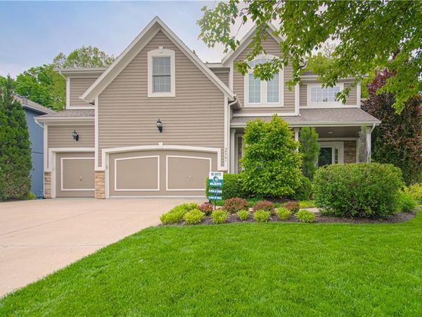 24301 W 80th Place, Lenexa, KS 66227