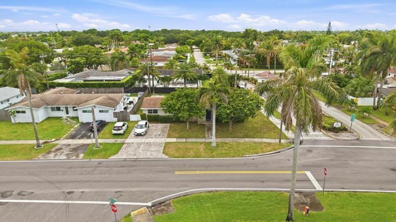 21020 Highland Lakes Boulevard, Miami, FL 33179 Photo