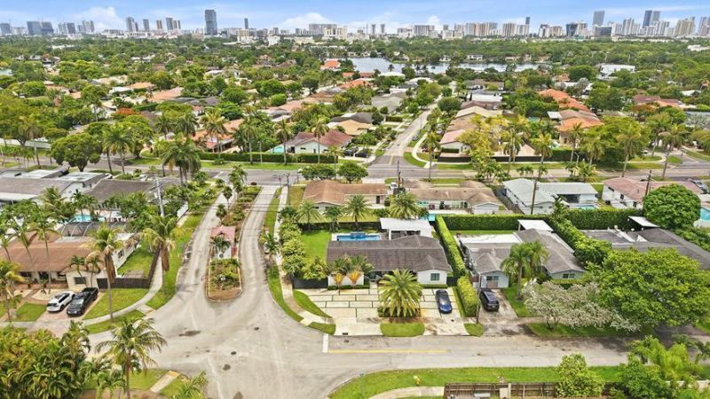 21020 Highland Lakes Boulevard, Miami, FL 33179 Photo