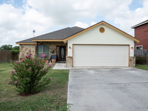 518 Indian Crossing, Jourdanton, TX 78026