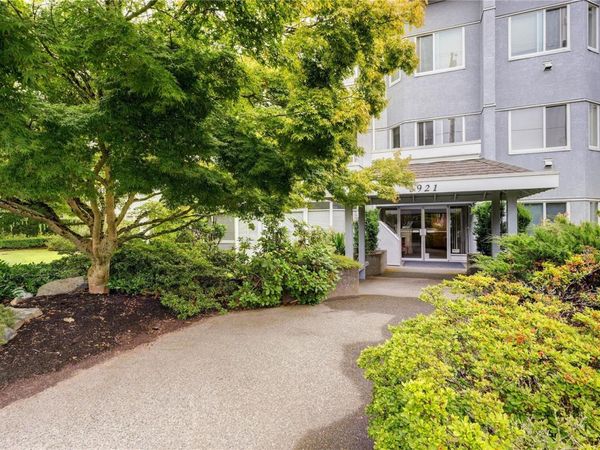 3921 Shelbourne St, Unit #308, Saanich, BC V8P 4H9