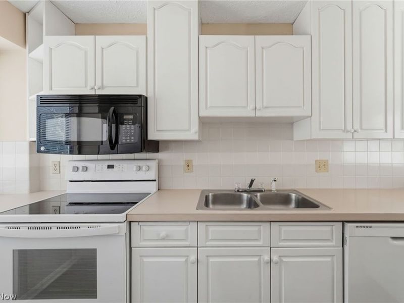 361 Village Pointe Drive, Unit 2B, Akron, OH 44313 Photo 5