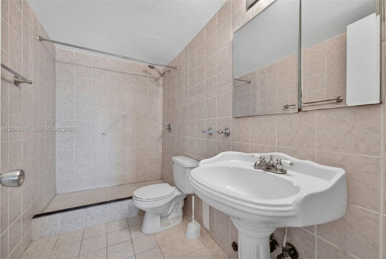 7118 Bonita Dr , Unit 705, Miami Beach, FL 33141 Photo