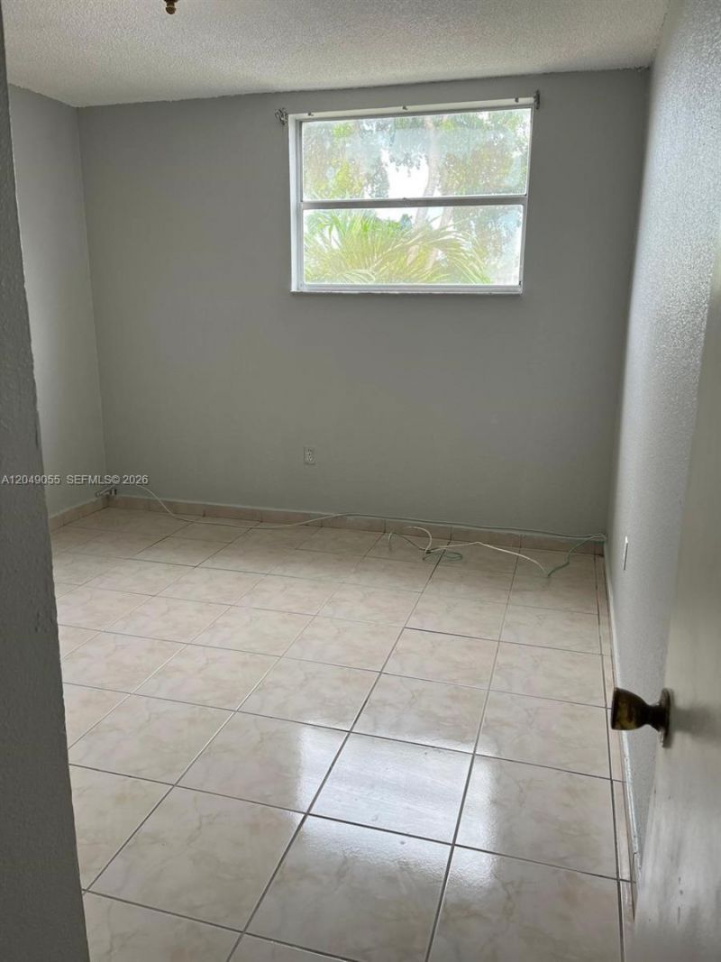 666 W 81st St , Unit 318, Hialeah, FL 33014 Photo