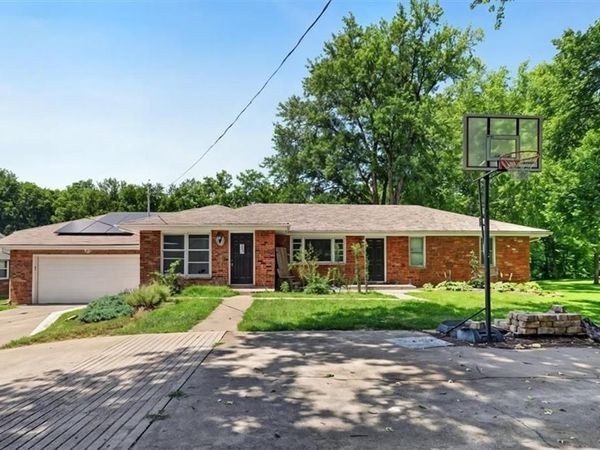416 N US 169 Highway, Smithville, MO 64089