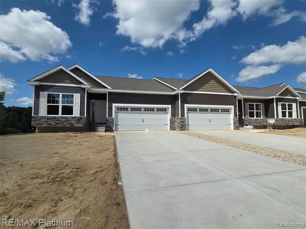856 Oakwood Circle, Fenton, MI 48430