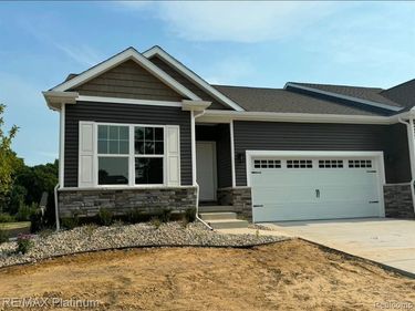 856 Oakwood Circle, Fenton, MI 48430