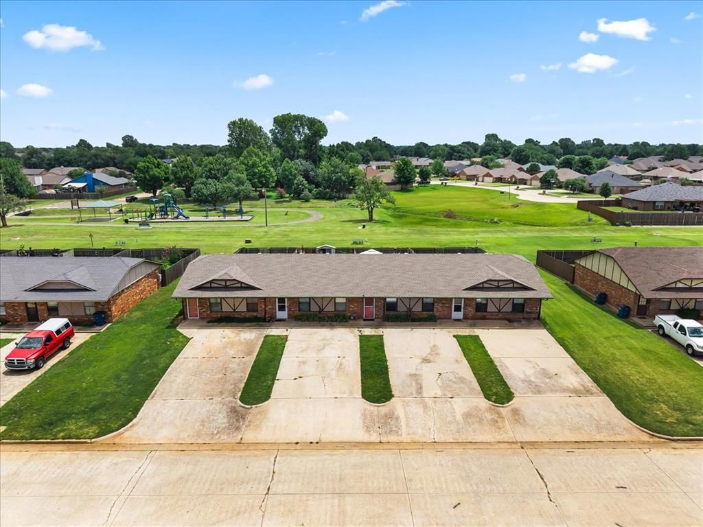 606 N Robin Way, Mustang, OK 73064 Main Photo