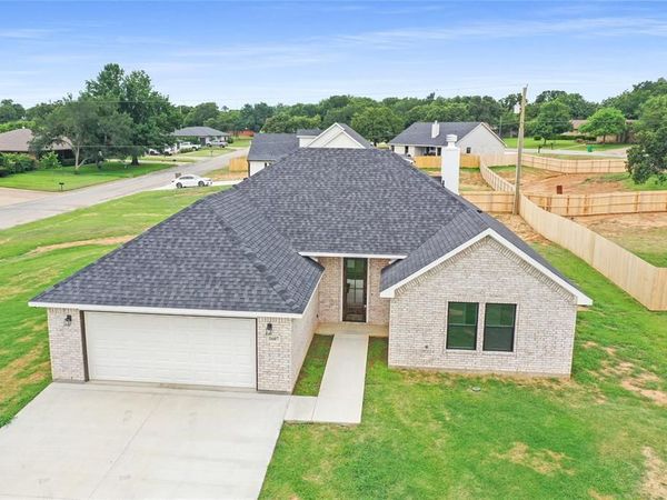 1607 W College , Jacksboro, TX 76458