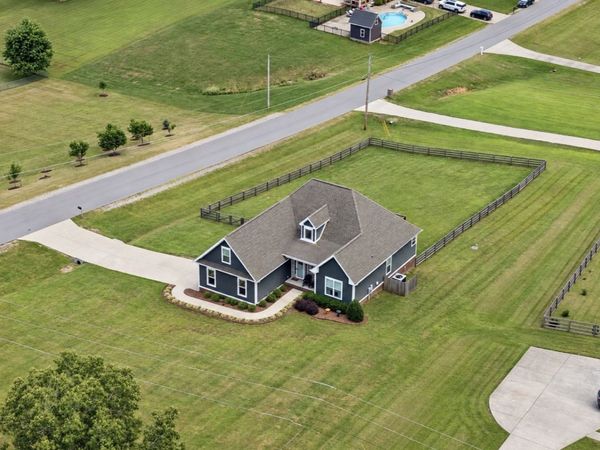 1002 Douglas Ct, Dickson, TN 37055