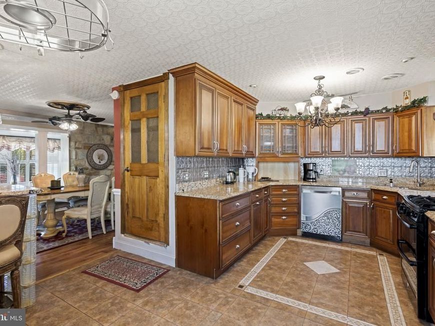 896 Pine Hill Rd, Philadelphia, PA 19115 Main Photo