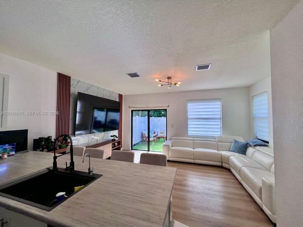 10939 W 32nd Ln , Hialeah, FL 33018