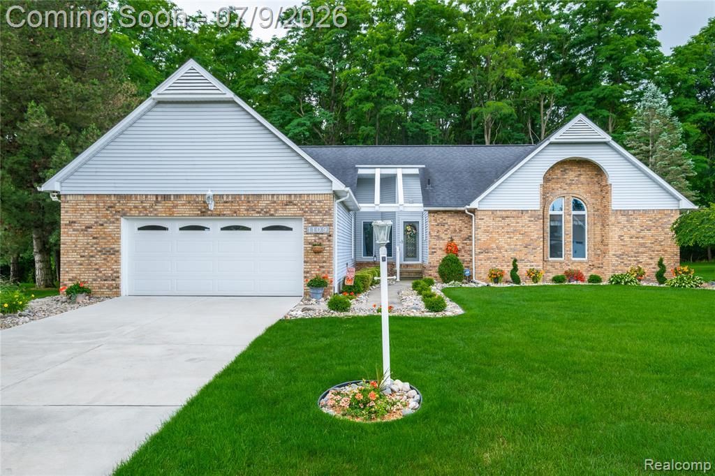 1109 S Lake Valley Drive, Fenton Township, MI 48430 Main Photo
