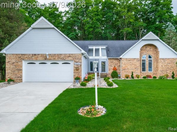 1109 S Lake Valley Drive, Fenton Twp, MI 48430