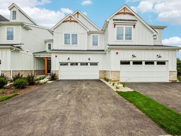 303 Avondale Lane, Lincolnshire, IL 60069