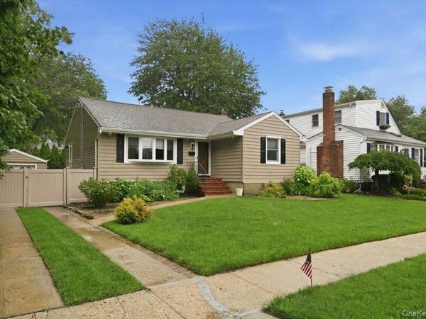 195 Scarcliffe Drive , Malverne, NY 11565