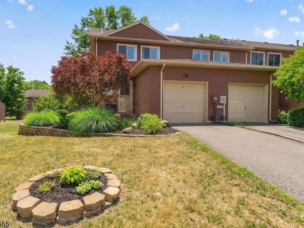 8 Saxonney Cir, Raritan, NJ 08822