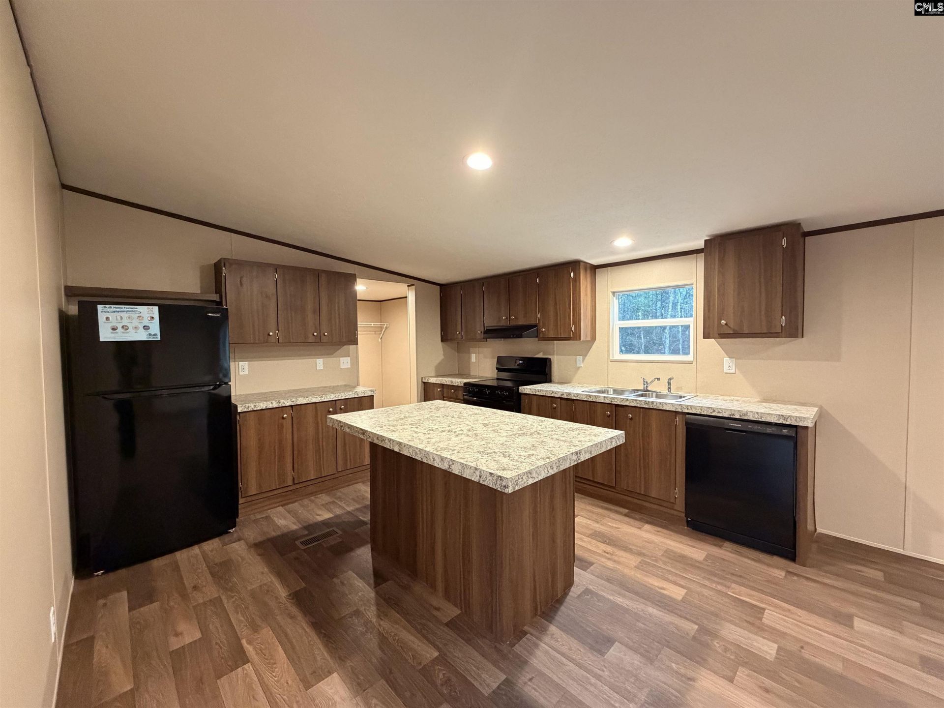 136 Carlton Drive  Photo 6