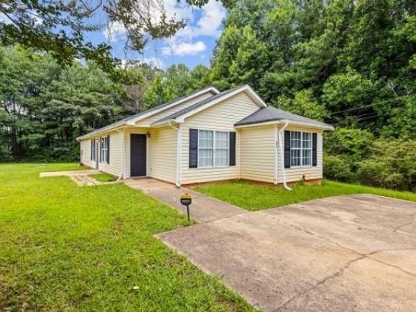 200 Pine Ridge Drive , Carrollton, GA 30117