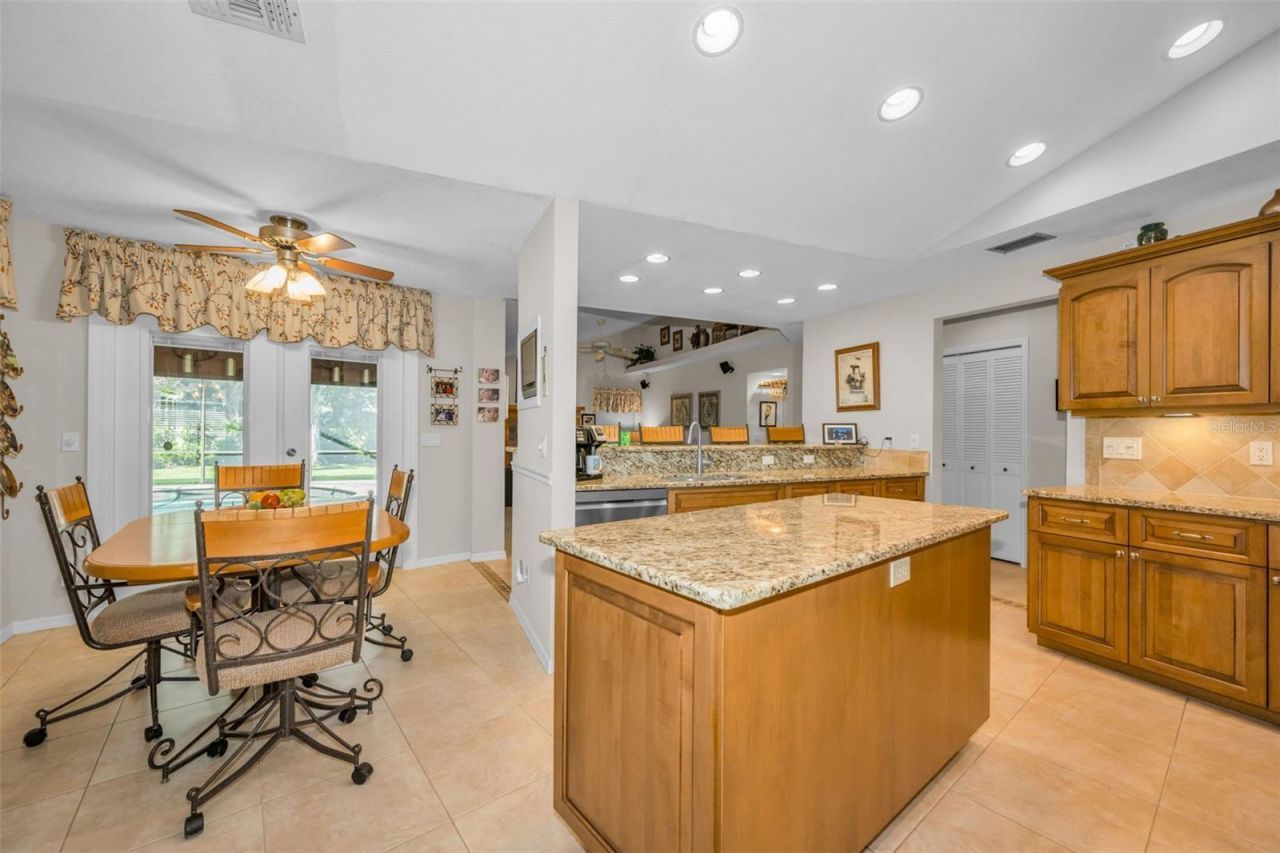 9904 Oaks Lane , Seminole, FL 33772 Photo