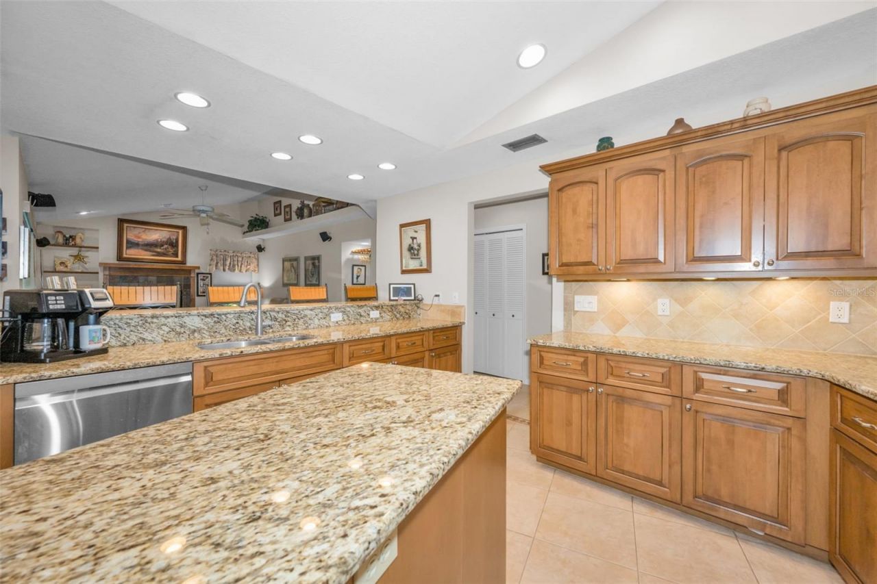 9904 Oaks Lane , Seminole, FL 33772 Photo