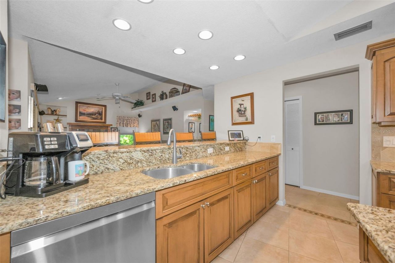 9904 Oaks Lane , Seminole, FL 33772 Photo