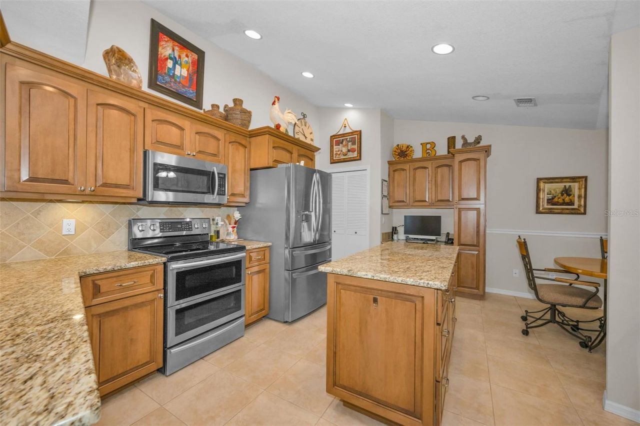 9904 Oaks Lane , Seminole, FL 33772 Photo