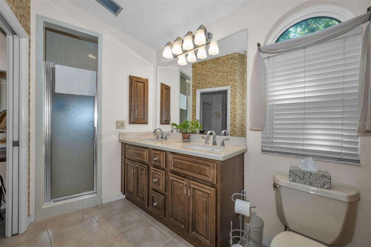 9904 Oaks Lane , Seminole, FL 33772 Photo
