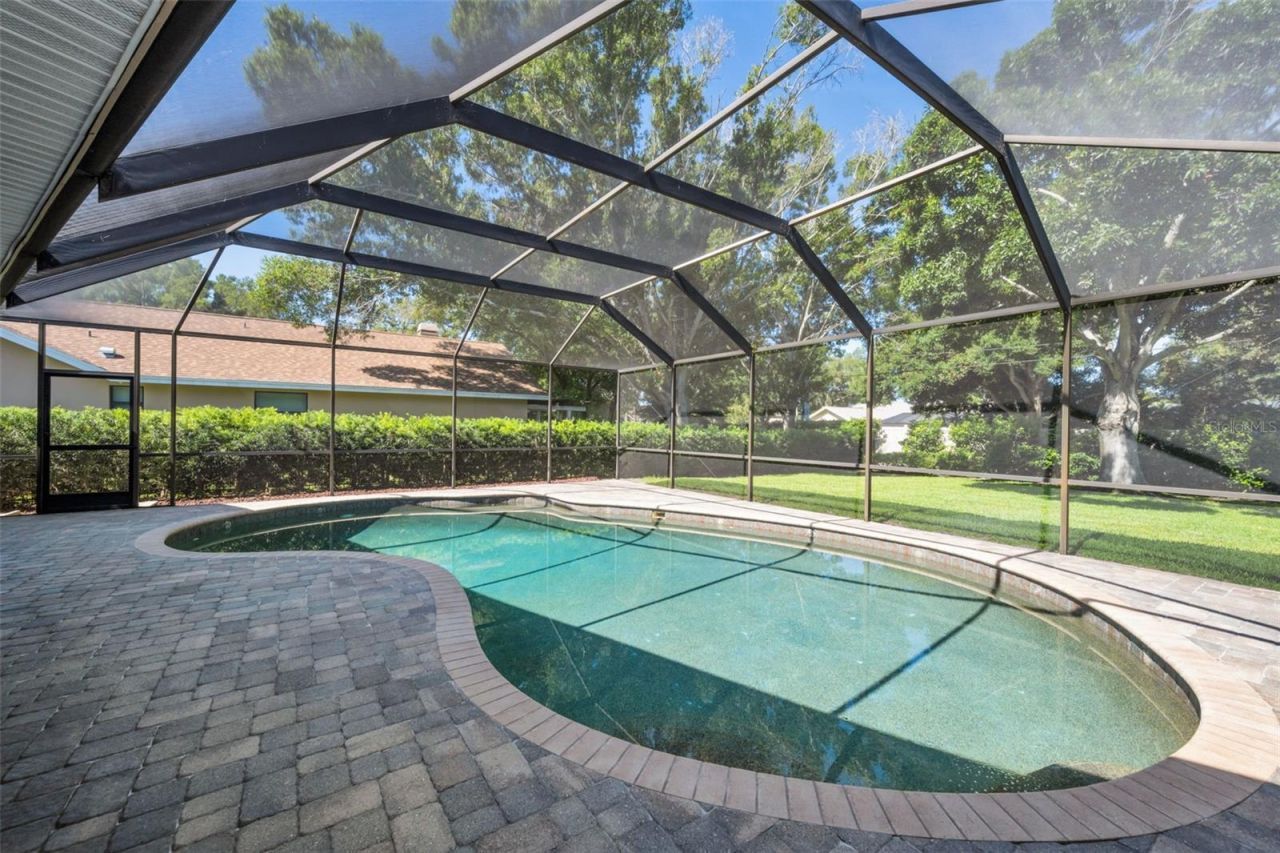 9904 Oaks Lane , Seminole, FL 33772 Photo